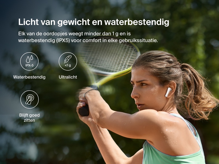 Afbeelding van een vrouw die tennist en Belkin SoundForm Rhythm earbuds met actieve ruisonderdrukking draagt, waarmee benadrukt wordt dat ze waterbestendig (IPX5), met slechts 1 gram ultralicht en comfortabel zijn en stevig in het oor blijven zitten, ook als je actief bent.