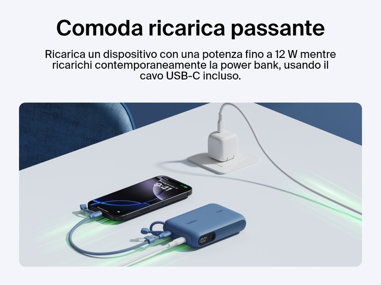 Immagine della power bank 10K con display BoostCharge Belkin che ne dimostra l'alimentazione passante, mentre ricarica uno smartphone fino a 12 W e si ricarica tramite il cavo USB-C.