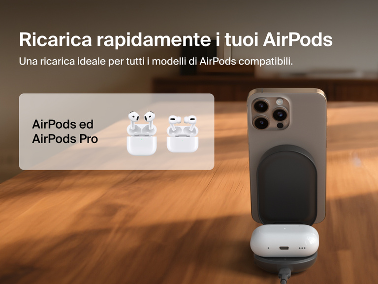 Immagine del caricabatteria magnetico pieghevole 2 in 1 con Qi2 da 25 W Belkin UltraCharge che ricarica un iPhone e gli AirPods su una superficie in legno, ad enfatizzare la sua compatibilità con AirPods ed AirPods Pro.