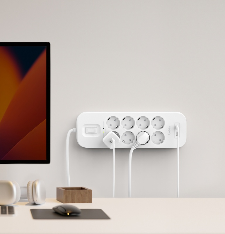 De Belkin spanningsbeveiliger met 8 stopcontacten en USB-A- en USB-C-poort heeft ingebouwde wandbevestigingen en een kabel van 2 m. 