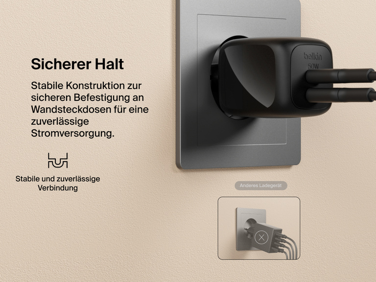 Das Belkin BoostCharge Pro USB-C-GaN-Ladegerät mit zwei Anschlüssen (50 W) wird mit zwei Kabeln und sicher an eine Steckdose angeschlossen gezeigt, wodurch die gute Passform und der sichere Sitz im Vergleich zu anderen Ladegeräten hervorgehoben wird.