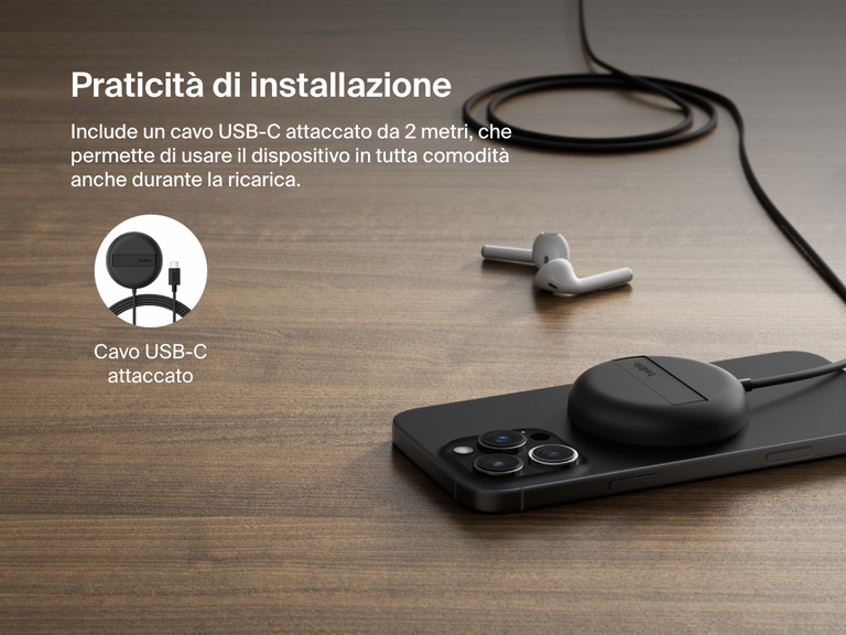 Un tappetino di ricarica wireless magnetica con Qi2 da 15 W BoostCharge Pro Belkin di colore nero mentre ricarica un iPhone su una superficie in legno, con un cavo USB-C attaccato da 2 metri per un'installazione flessibile.