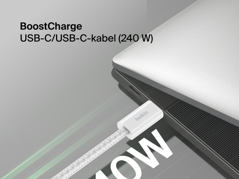 Close-upafbeelding van de Belkin BoostCharge 240 W USB-C naar USB-C-kabel aangesloten op een laptop, waarbij het duurzame gevlochten ontwerp en de hoge laadsnelheid duidelijk zichtbaar zijn.