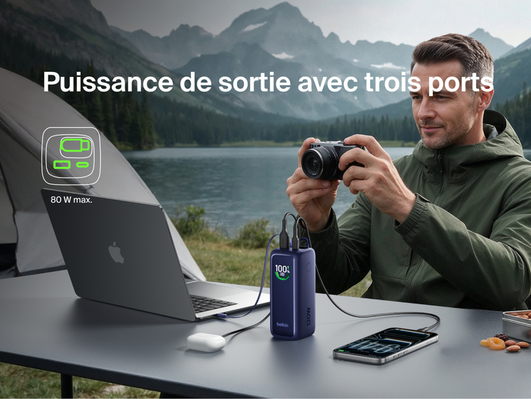 Image d'une batterie externe 22K UltraCharge avec c&acirc;ble r&eacute;tractable rechargeant simultan&eacute;ment un ordinateur portable, un appareil photo et un t&eacute;l&eacute;phone lors d'une sortie camping, avec une puissance de sortie maximale de 80&nbsp;W sur trois&nbsp;ports.