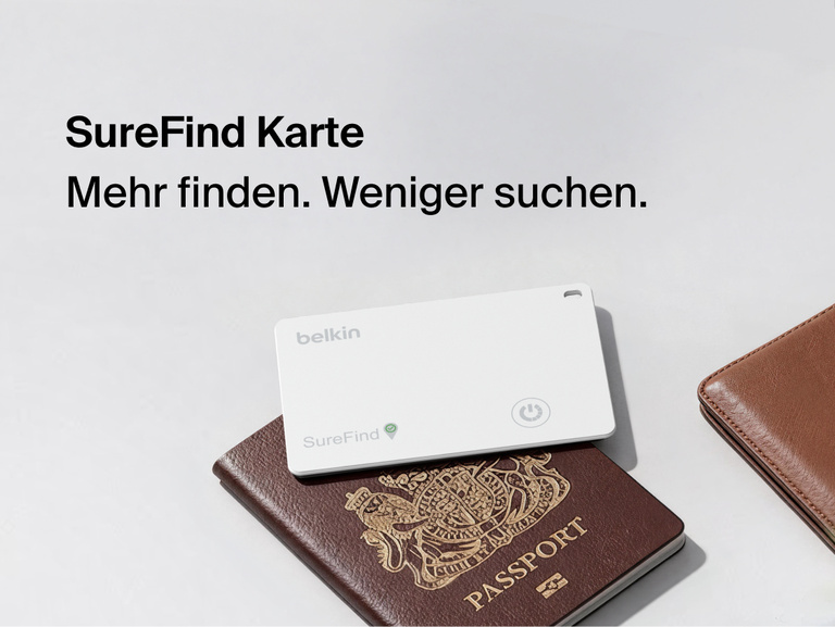 Belkin SureFind Karte mit Bluetooth Tracker liegt auf einem Reisepass neben einem Portemonnaie mit dem Titel &bdquo;Mehr finden. Weniger suchen.&ldquo;