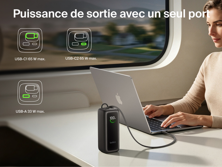 Image d'une batterie externe 22K UltraCharge avec c&acirc;ble r&eacute;tractable rechargeant un ordinateur portable via un seul port sur la tablette d'un si&egrave;ge de train. Des ic&ocirc;nes indiquent la puissance de sortie de chaque port utilis&eacute; seul&nbsp;: USB-C1, USB-C2 et USB-A.