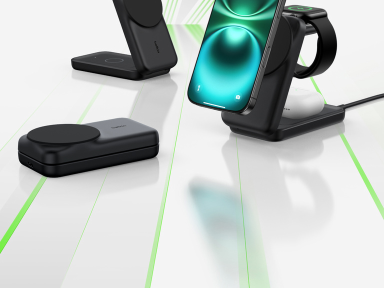 Se muestra el cargador magnético plegable 3 en 1 con Qi2 25W Belkin UltraCharge cargando un iPhone y unos AirPods. Se exponen también distintas configuraciones de carga.