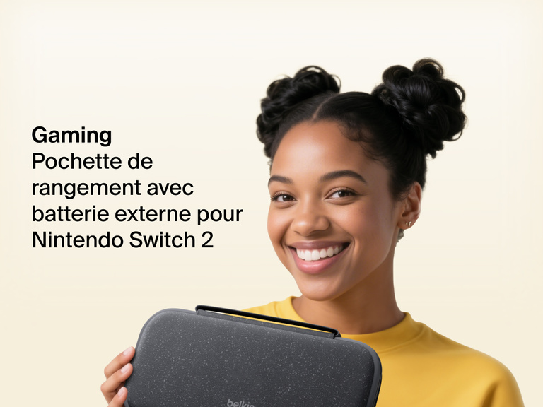 Femme souriante avec un T-shirt jaune tenant une pochette de rangement avec batterie externe Belkin Gaming pour Nintendo Switch 2 conçue pour emporter facilement la console partout.