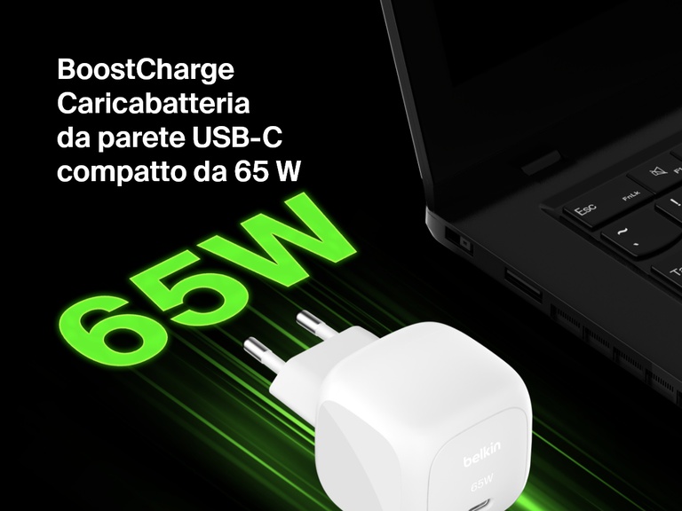 Prospettiva del caricabatteria da parete USB-C compatto da 65 W BoostCharge Belkin accanto a un laptop e con il testo "65 W" in verde grassetto, a sottolineare le capacità di ricarica rapida.