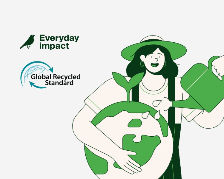 Cette image reflète le dessin d'une personne portant un chapeau et tenant la planète Terre aux continents verts dans ses bras, symbole du respect de l'environnement. Un arrosoir est utilisé pour « nourrir » la planète. Au-dessus de l'illustration, deux éléments apparaissent : 1. ** « Everyday impact »** avec un petit icône en forme d'oiseau, pour indiquer les contributions environnementales positives. 2. **« Global Recycled Standard » avec un rond graphique pour indiquer l'utilisation de matériaux recyclés et le respect aux normes mondiales du recyclage. L'arrière-plan est minimaliste, pour mettre en avant le thème de l'environnement.