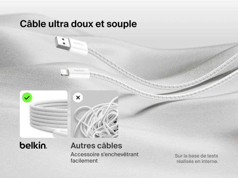 Le câble USB-A Belkin BoostCharge avec connecteur Lightning est présenté sur un tissu doux de façon à mettre en valeur sa gaine tressée extrêmement souple et résistante aux enchevêtrements, contrairement aux câbles standards qui s'emmêlent facilement.