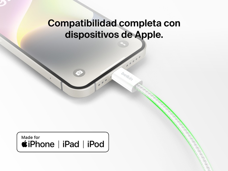 Cable Belkin BoostCharge USB-C con conector Lightning conectado a un iPhone, mostrando su perfecta compatibilidad con los dispositivos Apple, incluidos iPhone, iPad y iPod.