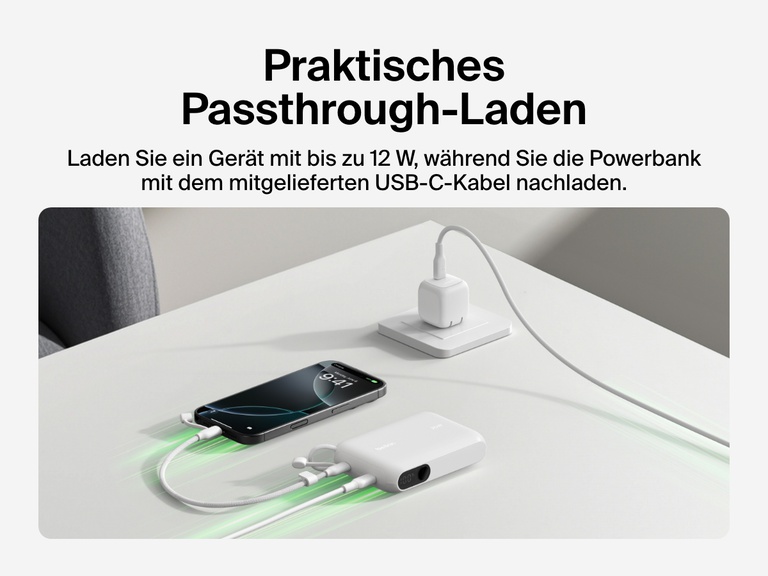 Es wird gezeigt, wie die Belkin BoostCharge Powerbank 10K mit Display mit dem Passthrough-Laden ein Smartphone mit bis zu 12 W auflädt und dabei gleichzeitig mit dem mitgelieferten USB-C-Kabel nachgeladen wird.
