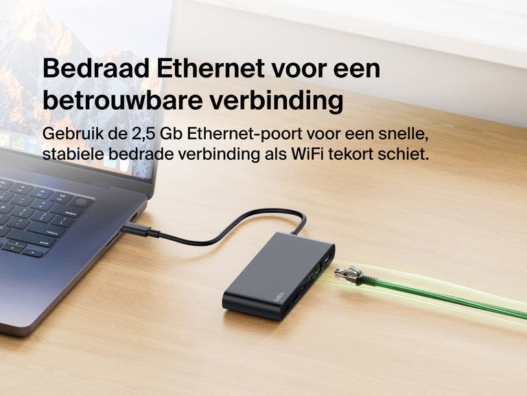 Belkin Connect 8-poorts USB-C-hub met 2,5 Gb Ethernet-poort verbonden met een laptop via een Ethernet-kabel voor een stabiele verbinding met snel en betrouwbaar internet.