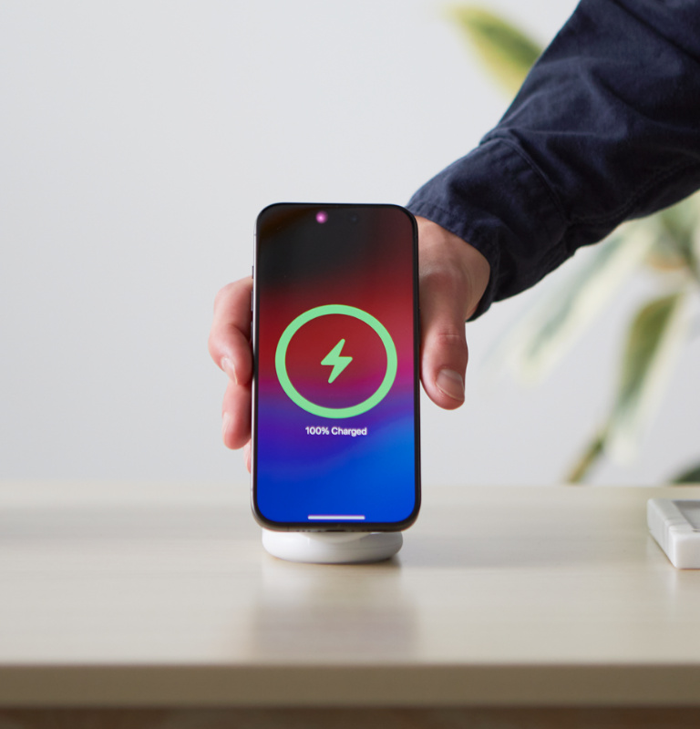 Carga tu iPhone con un soporte convertible.