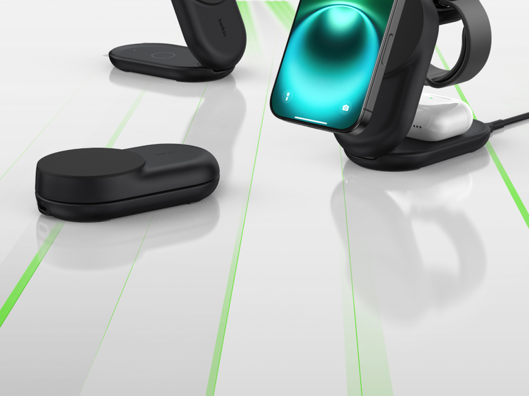 Se muestra el cargador magnético plegable 3 en 1 con Qi2 25W Belkin UltraCharge cargando un iPhone y unos AirPods. Se exponen también distintas configuraciones de carga.