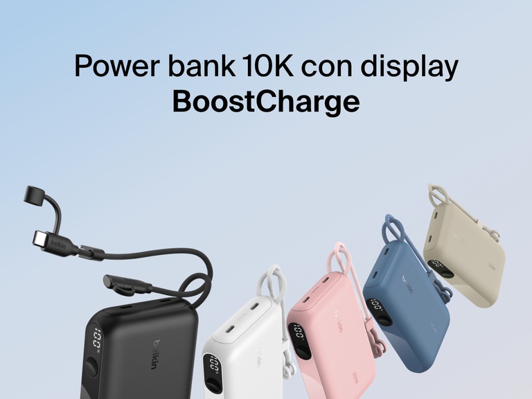 La power bank 10K con display BoostCharge Belkin mostrata nei suoi 5 colori (nero, bianco, rosa, blu e sabbia), con il cavo USB-C integrato, il display LED che mostra la percentuale della batteria, e il design compatto per la ricarica in mobilità.