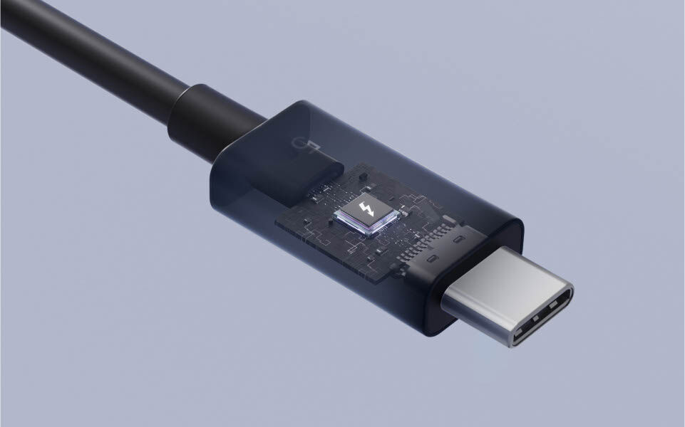 配备透明连接器外壳的 Thunderbolt™ 5 线缆特写镜头，展示专为可靠高速数据传输而设计的先进内部电路。