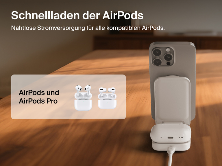 Die Belkin UltraCharge faltbare magnetische 2-in-1-Ladestation mit Qi2 25W wird beim Laden eines iPhones und AirPods auf einer Holzoberfläche gezeigt, kompatibel mit AirPods und AirPods Pro.