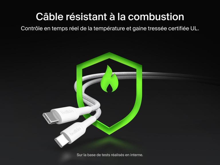 Image du c&acirc;ble &agrave; gaine tress&eacute;e Belkin BoostCharge&nbsp;Pro USB-C vers double USB-C avec construction r&eacute;sistante &agrave; la combustion et protection en temps r&eacute;el contre la surchauffe pour une recharge de 140&nbsp;W s&eacute;curis&eacute;e.