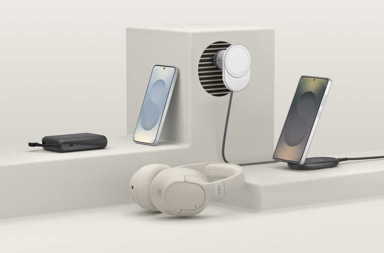 在極簡設計的淺色平台上展示由 Belkin 提供的 Samsung 配件系列，包括螢幕保護貼、耳機、行動電源、磁吸車用充電器，以及可摺疊無線充電器。