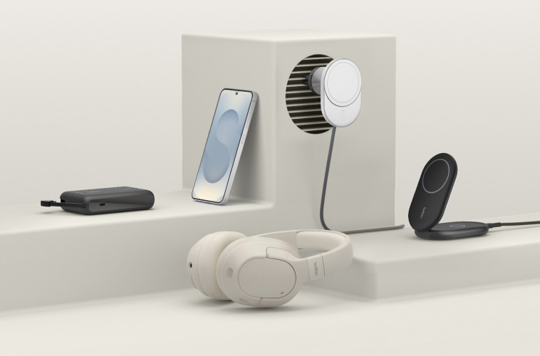 미니멀한 디자인의 중간색 플랫폼에 화면 보호 강화 유리, 헤드폰, 보조 배터리, 마그네틱 차량용 충전기, 접이식 무선 충전기 등 Belkin의 삼성 액세서리 컬렉션이 표시됩니다.