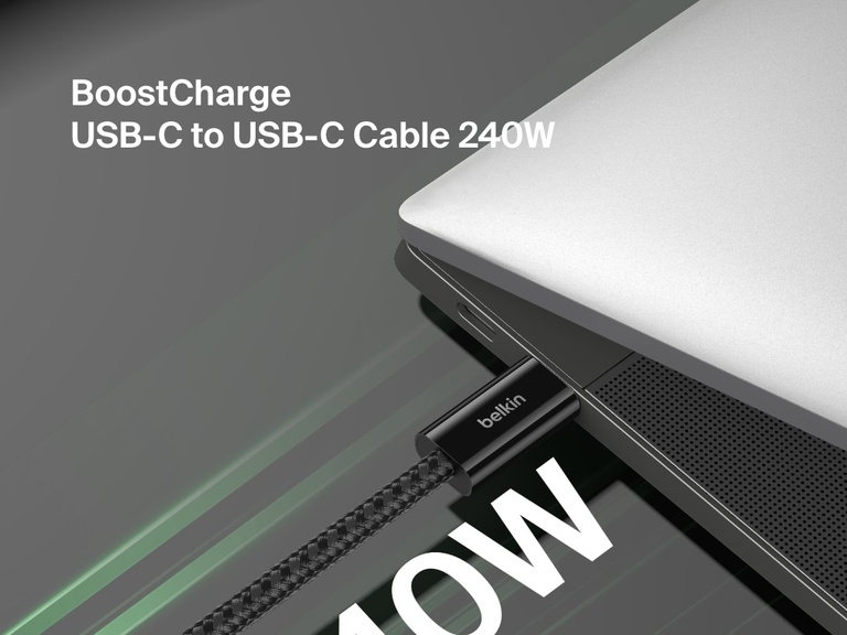 ノートパソコンに接続されたBelkin BoostCharge USB-C to USB-C ケーブル（240W）のクローズアップ画像。耐久性に優れた編組デザインと高速充電機能を示しています。