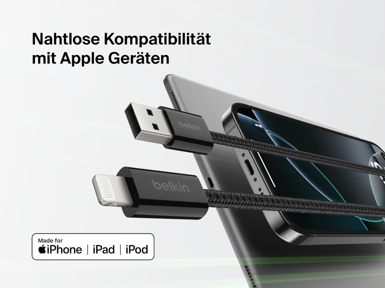 Belkin BoostCharge USB-A-Kabel mit Lightning Connector neben Apple Geräten, wodurch die nahtlose Kompatibilität mit iPhone, iPad und iPod zum zuverlässigen Laden und zur Datenübertragung hervorgehoben wird.