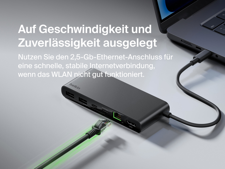 Belkin Connect 8 Port USB C Hub mit 2,5 Gb Ethernet Port, der über ein Ethernetkabel mit einem Laptop verbunden ist, wodurch die schnelle, zuverlässige Internetverbindung über Kabel veranschaulicht wird.