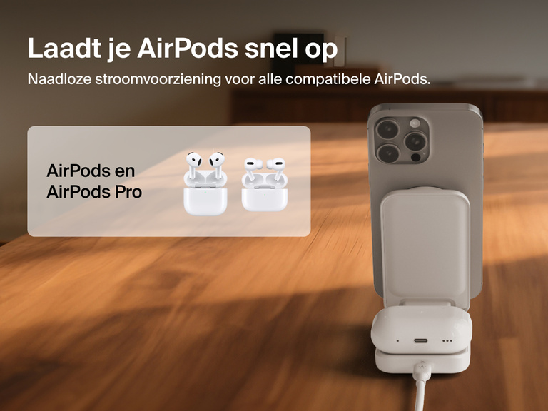 Afbeelding van de Belkin UltraCharge 2-in-1 uitklapbare magnetische lader met Qi2 25W die een iPhone en AirPods oplaadt op een houten oppervlak. De lader is geschikt voor AirPods en AirPods Pro.