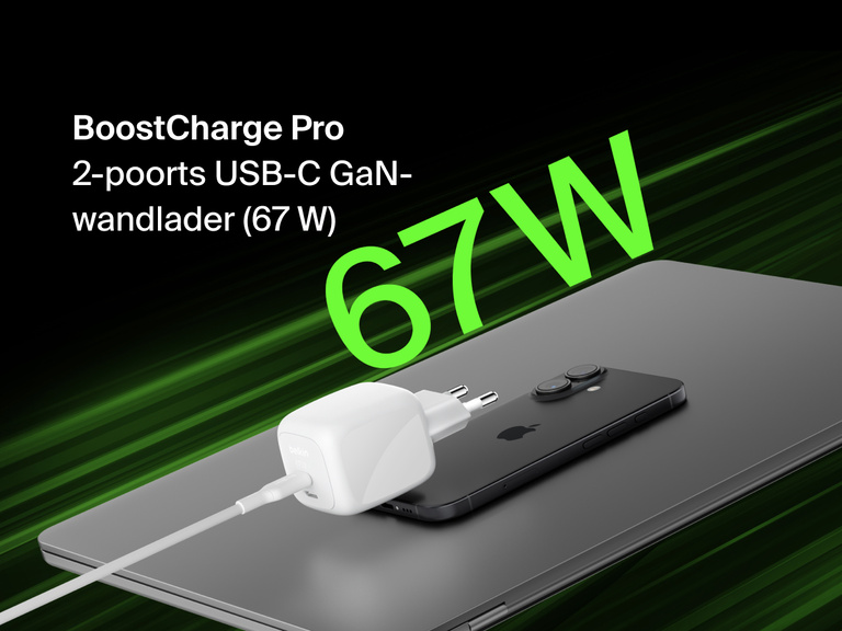 Afbeelding van een BoostCharge Pro 2-poorts USB-C GaN-wandlader van 67 W die een apparaat oplaadt, waarmee zijn laadsnelheid en -efficiëntie worden geïllustreerd.