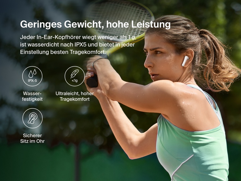 Abbildung einer Frau, die Tennis spielt und einen Belkin SoundForm Rhythm ANC Kopfhörer trägt, auf der die Wasserfestigkeit des Standards IPX5, das geringe Gewicht von weniger als 1 g und der sichere Sitz bei Bewegungen hervorgehoben wird.