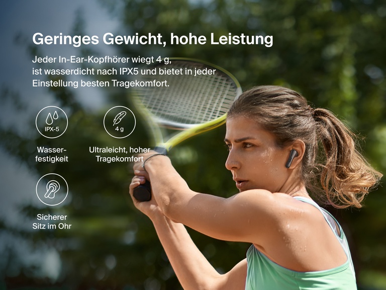 Abbildung einer Frau, die Tennis spielt und einen Belkin SoundForm Rhythm ANC Kopfhörer trägt, auf der die Wasserfestigkeit des Standards IPX5, das geringe Gewicht von weniger als 1 g und der sichere Sitz bei Bewegungen hervorgehoben wird.