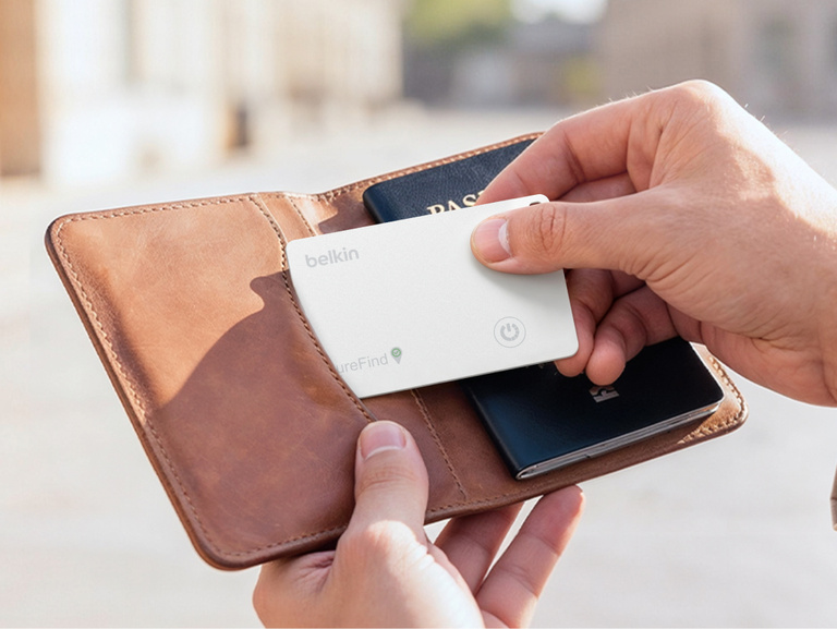 Die Belkin SureFind Karte mit Bluetooth Tracker, die kompatibel mit &bdquo;Wo ist&ldquo; von Apple und &bdquo;Mein Ger&auml;t finden&ldquo; von Google ist, wird mit Smartphones gezeigt, auf denen Standortkarten zu sehen sind.