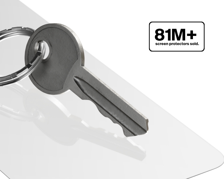 Cette image illustre une clé métallique posée sur une protection d'écran transparente. Le reflet de la clé est visible, ce qui montre à quelle point la protection d'écran est lisse, brillante et durable. Son design suggère une protection d'écran résistante aux rayures et aux impacts causés par des clés par exemple. L'arrière-plan est minimaliste, avec des détails qui permettent de cibler le regard sur la clé et la protection d'écran.