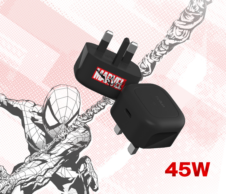 一部 Belkin BoostCharge USB-C 家用迷你充電器 45W 插入木質表面上的插座，為連接的手提電腦充電，其中「45W」以粗體文字顯示。