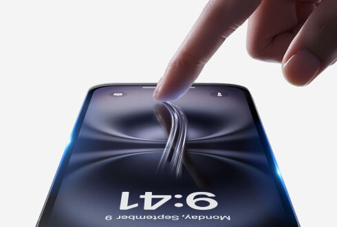 화면 보호용 강화 유리가 부착된 스마트폰 화면을 손가락으로 터치하는 모습. 매끄러운 터치 반응을 보여 줍니다.