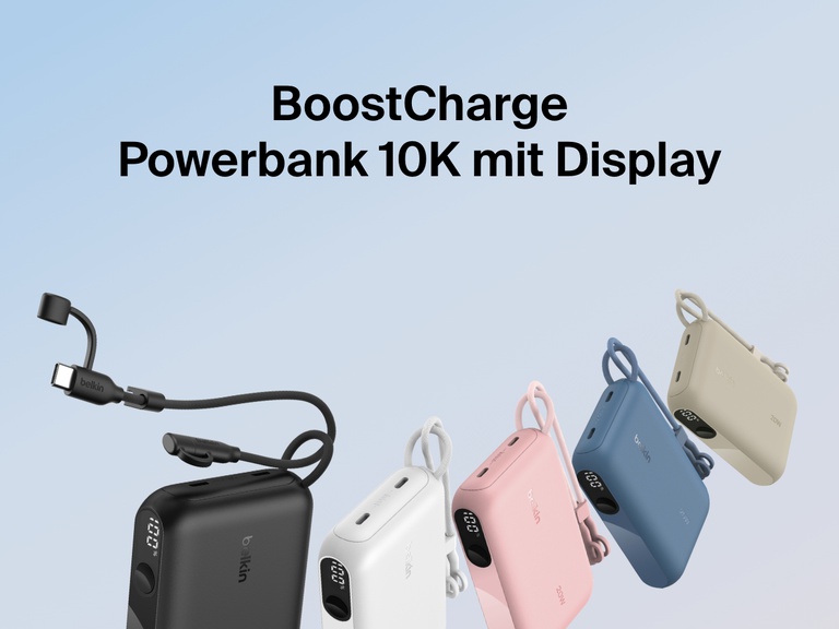 Die Belkin BoostCharge Powerbank 10K mit Display wird in fünf Farben gezeigt – Schwarz, Weiß, Rosa, Blau und Sandfarben – mit einem integrierten USB-C-Kabel, einer LED-Akku-Prozentanzeige und einem kompakten Design für das Laden unterwegs.