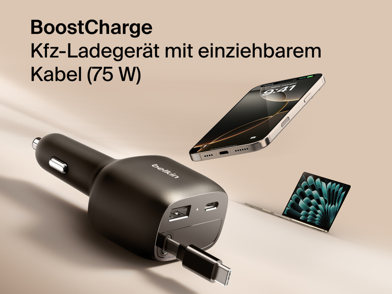 Abbildung des Belkin BoostCharge Kfz-Ladegeräts mit einziehbarem Kabel (75 W), das ein iPhone und ein iPad über den USB-C- und den USB-A-Anschluss lädt.