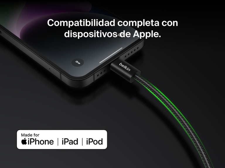 Cable Belkin BoostCharge USB-C con conector Lightning conectado a un iPhone, mostrando su perfecta compatibilidad con los dispositivos Apple, incluidos iPhone, iPad y iPod.