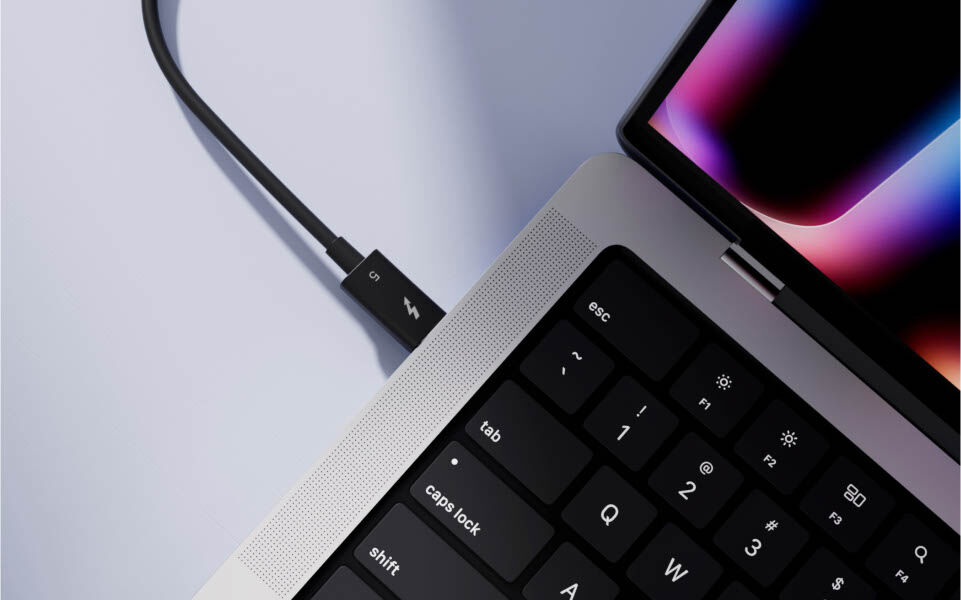 连接到 MacBook 的 Thunderbolt™ 5 线缆，展示其先进的设计并提供比 Thunderbolt™ 4 快 3 倍的带宽，带来卓越的性能。