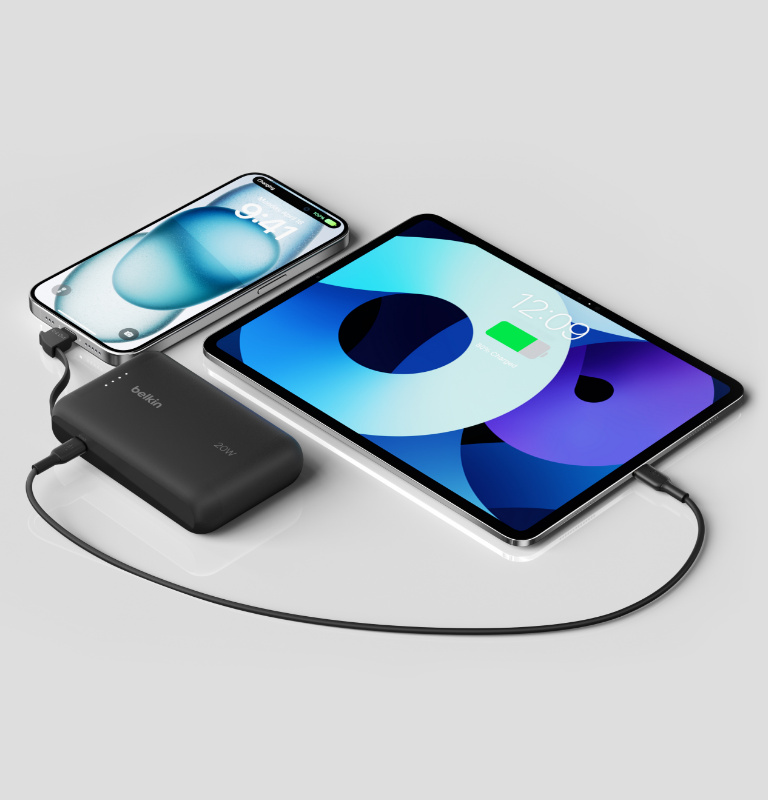 La salida de 20 W te permite cargar rápidamente smartphones y tablets. Disfruta de tiempos de carga más rápidos para que tus dispositivos estén listos cuando los necesites. Nuestro cargador portátil tiene una potente salida de 20 W, lo que te permite cargar rápidamente tus smartphones y tablets. Carga dos dispositivos a la vez. El cable USB-C integrado se conecta al puerto USB-C secundario de 20 W, lo que te permite cargar dos dispositivos simultáneamente con una salida compartida de 15 W. Asegúrate de que tu smartphone y tablet tengan energía dondequiera que estés.