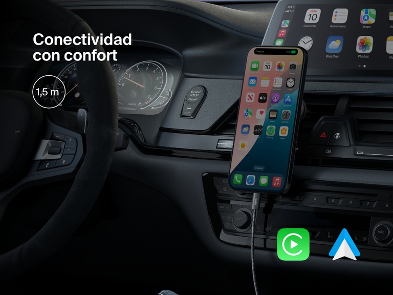 Smartphone conectado en un coche usando el cable Belkin BoostCharge de USB-A a USB-C de 15 W, con una longitud de 1,5 m que facilita la carga en el vehículo y ofrece compatibilidad con Apple CarPlay y Android Auto.