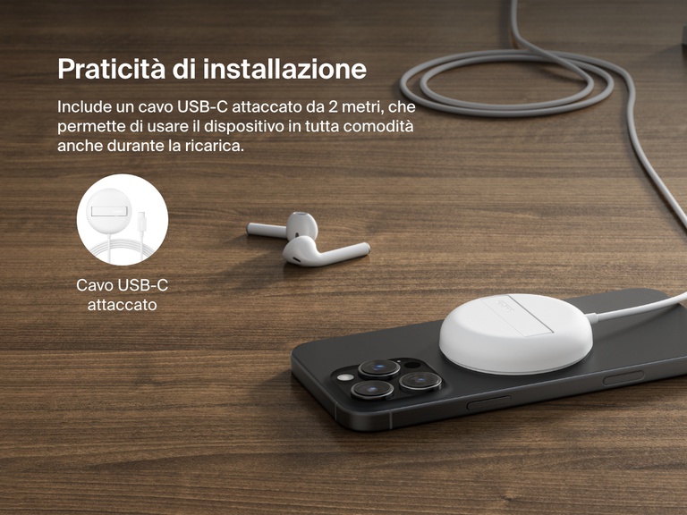 Un tappetino di ricarica wireless magnetica con Qi2 da 15 W BoostCharge Pro Belkin di colore bianco mentre ricarica un iPhone su una superficie in legno, con un cavo USB-C attaccato da 2 metri per un'installazione flessibile.