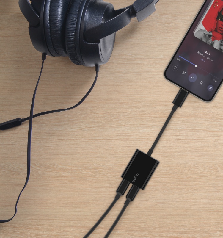 Immagine dell'Adattatore audio da 3,5 mm + ricarica USB-C RockStar di Belkin in uso.