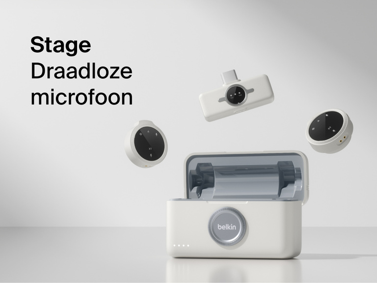 Een set van twee ronde witte clip-on Belkin Stage draadloze microfoons en een rechthoekige zender zweven boven een open oplaadcase. De achtergrond is lichtgrijs en toont links naast de productafbeelding de tekst &ldquo;Stage draadloze microfoon&rdquo;.