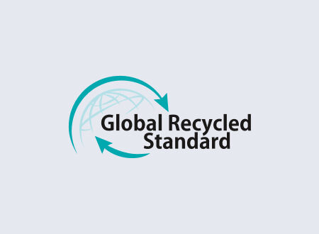 Global Recycled Standard 로고. 지구를 둘러싼 원형 모양을 이루는 두 개의 청록색 화살표가 있습니다. 굵은 글씨로 'Global Recycled Standard'라는 텍스트가 적혀 있습니다. Global Recycled Standard 로고. 지구를 둘러싼 원형 모양을 이루는 두 개의 청록색 화살표가 있습니다. 굵은 글씨로 'Global Recycled Standard'라는 텍스트가 적혀 있습니다.