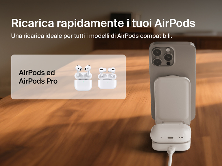 Immagine del caricabatteria magnetico pieghevole 2 in 1 con Qi2 da 25 W Belkin UltraCharge che ricarica un iPhone e gli AirPods su una superficie in legno, ad enfatizzare la sua compatibilità con AirPods ed AirPods Pro.