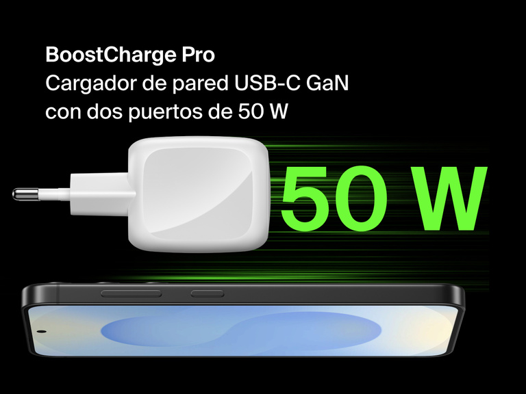 Se muestra el cargador de pared doble USB-C GaN de 50 W Belkin BoostCharge Pro de color blanco, con un diseño plegable compacto y sobre un fondo negro.