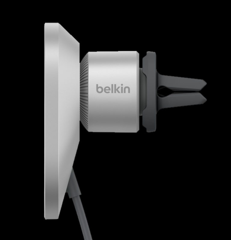 Auf der Abbildung ist das BoostCharge Pro magnetische, kabellose Kfz-Ladegerät mit Qi2 (15 W) von der Seite zu sehen. Das Belkin Logo auf dem Ladegerät und ein Clip zur sicheren Befestigung an der Lüftungshalterung werden gezeigt.
